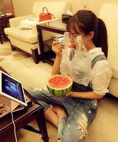 女汉子吃瓜视频,辣味十足的网络美食盛宴  第1张