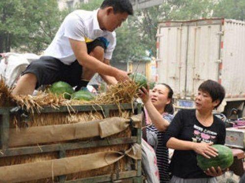 给老人吃瓜,为老人送上清凉甜蜜的瓜果时光