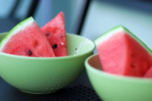 吃瓜吃晚了怎么说英语,Missed the Buzz: How to Express 'Eating Watermelons Too Late' in English  第3张