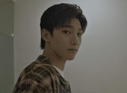 瓜地吃瓜梁洁,梁洁演绎夏日清新风  第1张