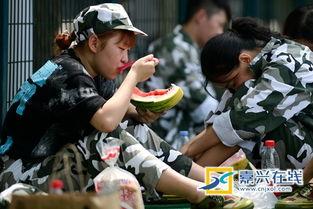 吃瓜军训妹,青春活力与军旅风采的完美融合  第1张