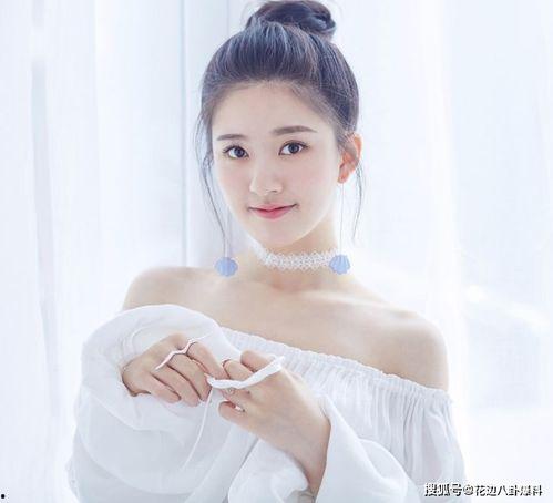 圆脸小花吃瓜,圆脸小花畅享夏日吃瓜盛宴  第1张