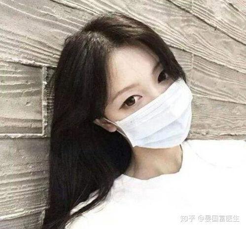 女人戴口罩吃瓜,疫情中的时尚与生活态度  第2张