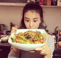 巩留女神吃瓜  第1张